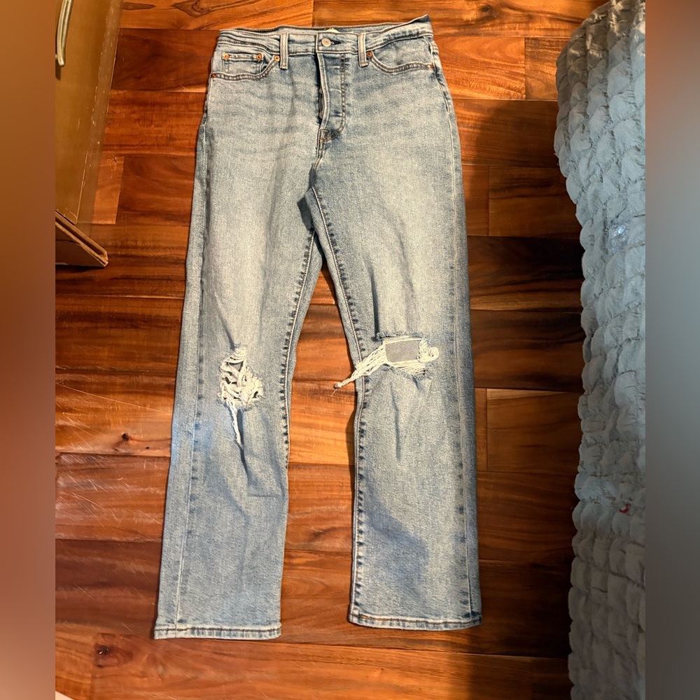 Levi’s Wedgie Straight Women’s Jeans | Distressed Light Wash (0363)